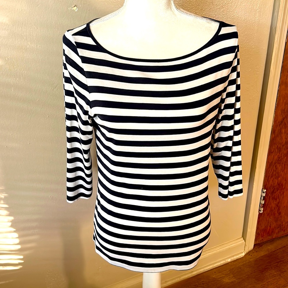 Banana Republic boat neck striped 3/4 sleeve tee. Navy blue and white. Timeless.